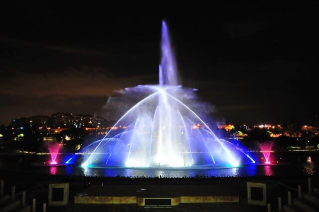 Una de las mayores fuentes de Madrid acoge un espectáculo acuático y lumínico
