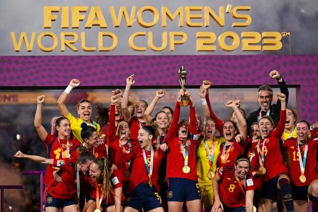 La selección española de fútbol femenino celebra esta noche en Madrid su gran triunfo