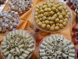 Buñuelos de viento y huesos de santo tradicionales en una pastelería de Madrid