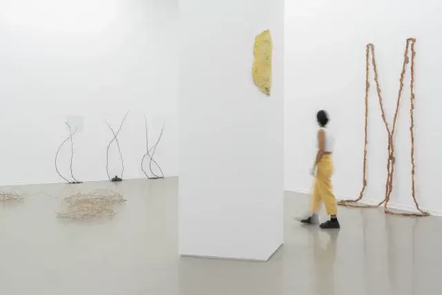 Oro tejido con paja en La Casa Encendida: escultura, materia y tiempo