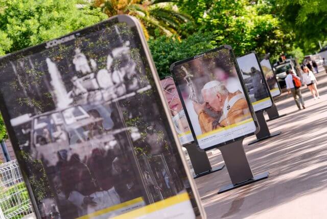 Madrid revive las visitas papales en una exposición, ante la llegada de León XIV