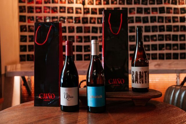 Un vinobar del bulevar de Ibiza estrena servicio para llevar a casa las referencias más especiales de su bodega