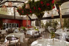 Una terraza donde se cena al fresco en pleno agosto: así es El Jardín de Arzábal