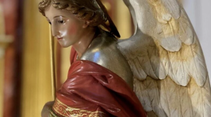 Primer plano de la imagen de San Miguel Arcángel de la Parroquia homónima de Las Rozas de Madrid