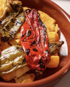 Pimientos a la brasa y patatas de El Albino, en Barajas
