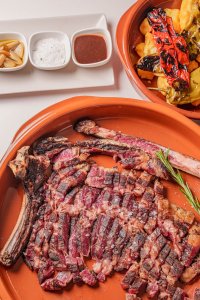 Plato de carne a la parrilla de El Albino