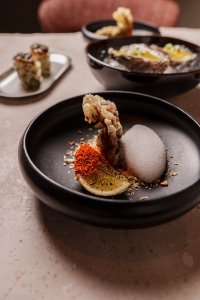 Detalle de plato de Santoku Barrio