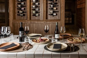 Mesa de MalaFlama servida con vinos