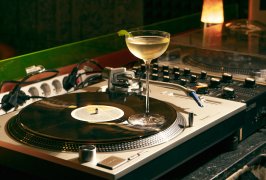 Marciano Fest 2026: Foto de tocadiscos, vinilo y cóctel