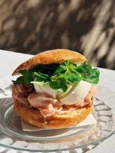 Mollete de burrata con mortadela de La Rox