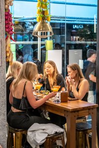 Grupo de amigas comiendo en Tiki Taco