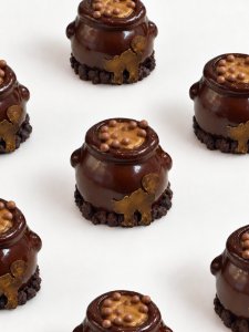 Foto de postre de Halloween, de chocolate, con forma de caldero, de Itama