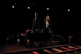 Escena de la obra de teatro Duermen bajo las aguas