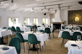 Foto del salón con chimenea del restaurante El Rincón de Vespok