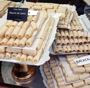 Foto huesos de santo y buñuelos de Casa Mira