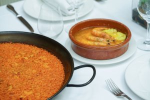 Foto de una paella y unas gambas de L´Albufera