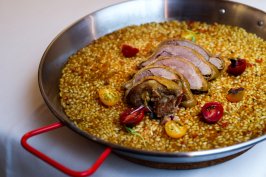 Foto de un arroz con pitu de caleya del returante La Charca, en Madrid