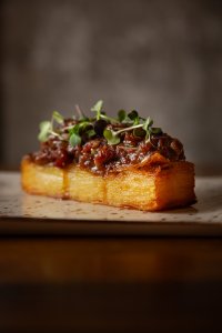 Foto del Lingote de steak tartar de solomillo sobre hojaldrada de Casa Ponzano