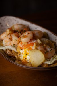 Foto de huevos rotos con patatas y gambas al ajillo de Casa Ponzano
