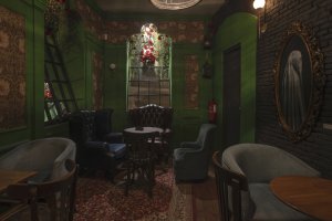 Foto de un rincón de la sala de la coctelería Medium